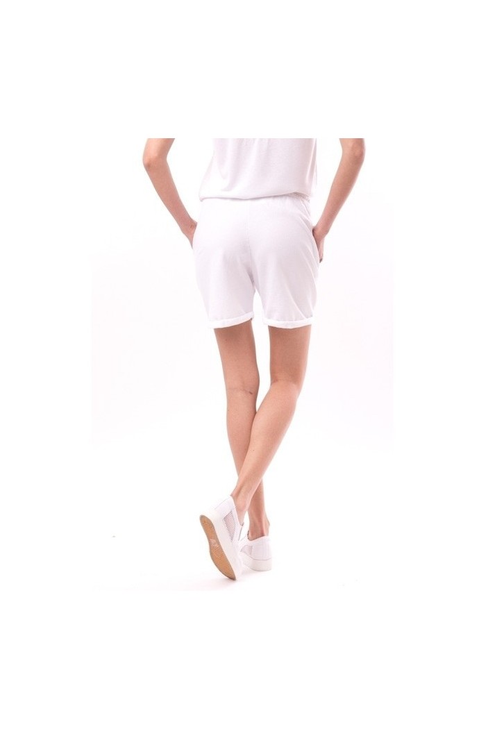 Pantaloni scurti albi cu o broderie colorata  - 2